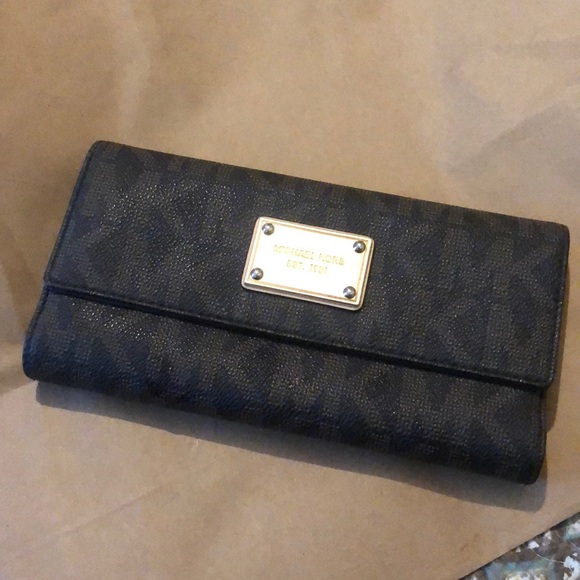 Michael Kors Handbags - Michael kors wallet